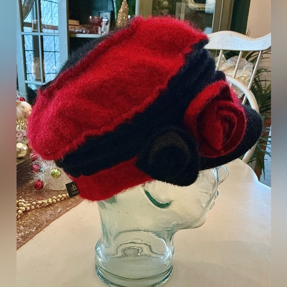 Made in Germany Women’s Red and Black Wool Blend Winter Hat With Roses Size L-XL - Picture 6 of 13